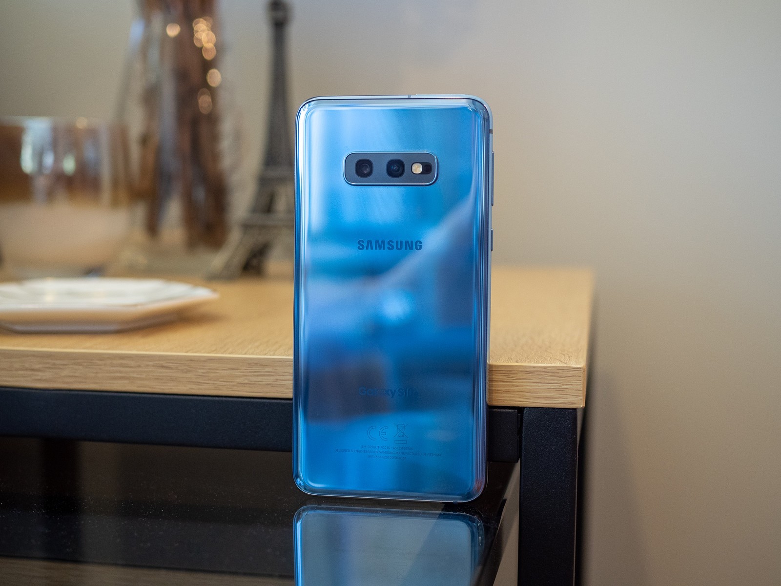 galaxy-s10e-blue-back-vertical