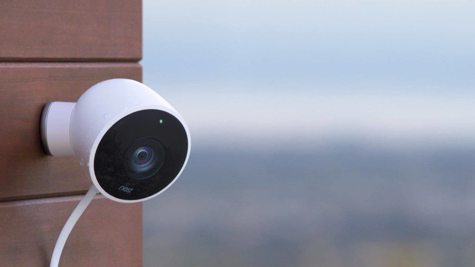 nest-outdoor-cam-lifestyle-woody-mounted