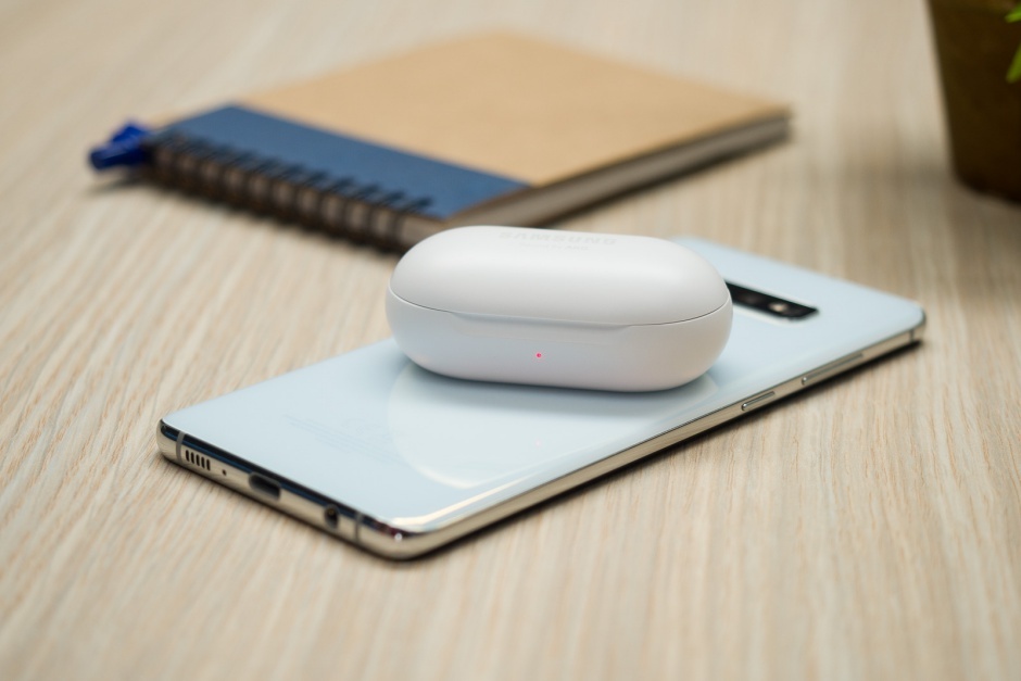 Galaxy-S10-Galaxy-Buds-wireless-charging